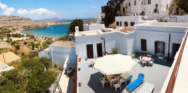 The courtyard above the bay